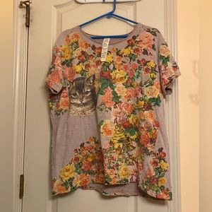 Magnolia Pearl Floral Appliqué Top with Kitty. Excellent condition.